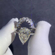 Load image into Gallery viewer, 6 Carat Pear Cut Moissanite Ring K-M Colorless VVS Bridal Set